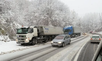 Снегот предизвика проблеми во сообраќајот, забрана за камиони на неколку патни правци