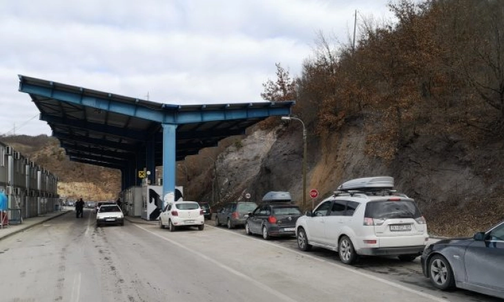 Косовските Срби одат да гласаат во Србија, до два часа чекање на граничните премини