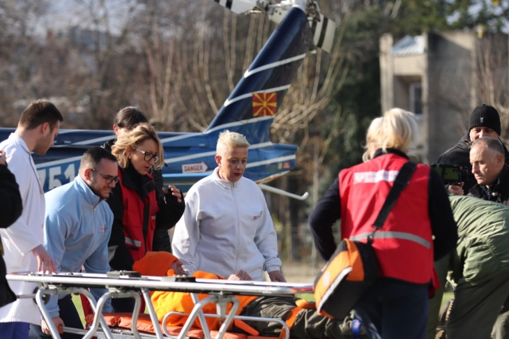 Një gjuetar nga një terren i vështirë evakuohet me helikopterin e ndihmës urgjente mjekësore