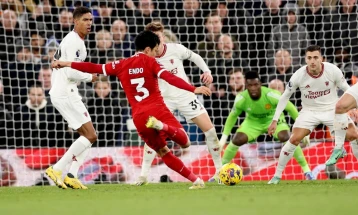 Liverpool held by Man Utd as Arsenal move top of Premier League