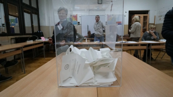 Србија/Избори: Гласовите се уште се бројат, Вучиќ прогласи победа, опозицијата не ги признава неговите резултати