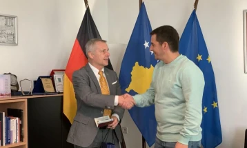 Германскиот амбасадор ја врачи последната виза на граѓанин на Косово