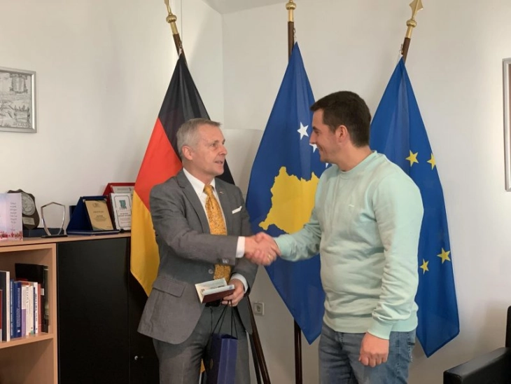 Ambasadori gjerman ia ndau vizën e fundit një qytetari të Kosovës