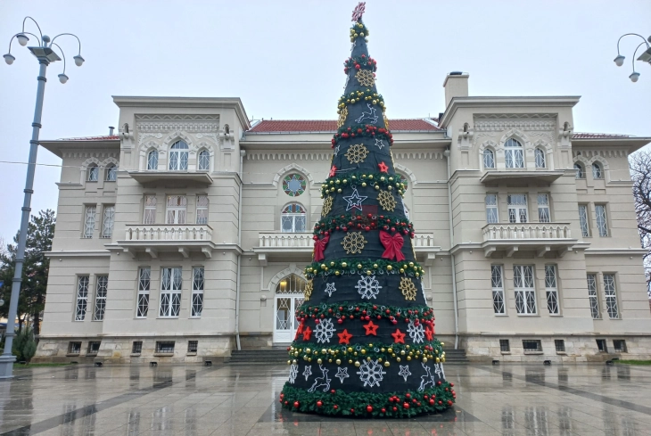 Новогодишната ноќ во Битола со битолскиот дувачки оркестар и актерот Марјан Ѓорѓиевски