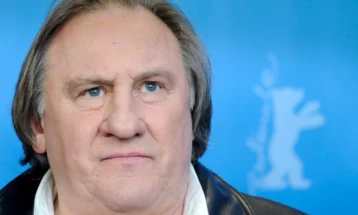 Макрон застана зад актерот Депардје во „ловот по него“