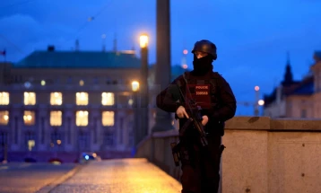 Неколкумина мртви и десетици повредени во пукање во близина на универзитет во Прага