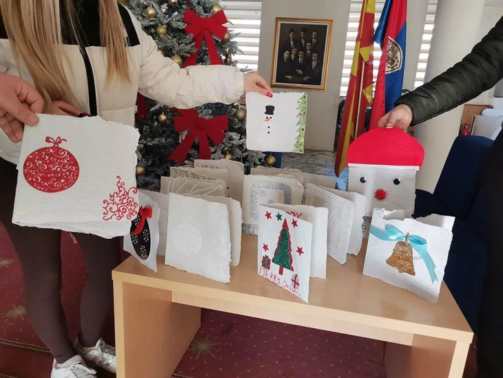Велешки основци и средношколци изработија и делеа новогодишни честитки од рециклирана хартија во рамки на проект на УНДП со подршка од ЕУ