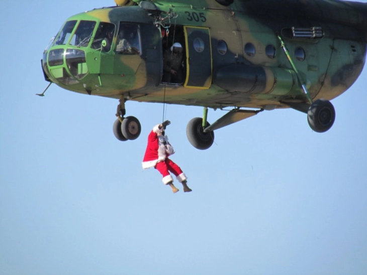 Пристигнување на Дедо Мраз со транспортен воен хеликоптер во касарната во Петровец