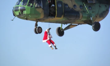 Пристигнување на Дедо Мраз со транспортен воен хеликоптер во касарната во Петровец
