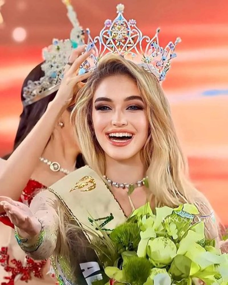 Албанката Дрита Зири крунисана за „Miss Earth 2023“ на изборот одржан во Виетнам