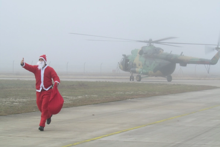 Армискиот Дедо Мраз пристигна со хеликоптер на аеродромот во Скопје