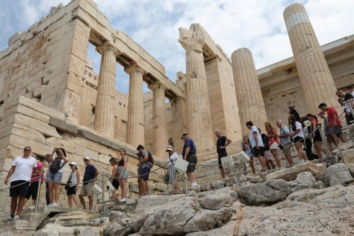 Од следната година во Грција: За пет илјади евра можен влез во Акропол и после работното време