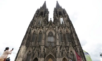 Policia gjermane e kontrolloi katedralen në Këln pas paralajmërimit për sulm të mundshëm në natën e Vitit të Ri