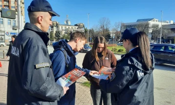 Тетовските полицајци делеа летоци за опасностите од петардите 