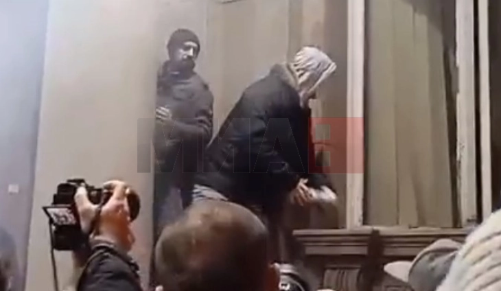 Српски пратеник бара полицијата да се тргне од градското собрание на Балград заради смирување на ситуацијата