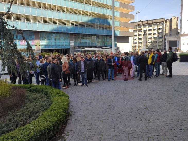 Членови на УПОЗ на протест за времената мерка со која им се запре исплатата на зголемувањето за 30 отсто на платите
