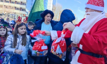 Во Кавадарци новогодишни пакетчиња за деца на градскиот плоштад