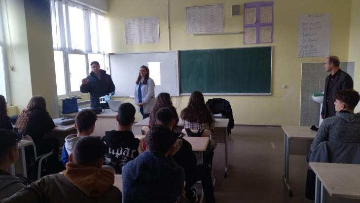 Едукативна кампања „Петарди Не, безбедност пред се“ во дебарската гимназија