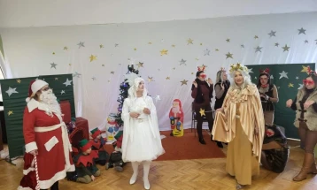 Во Неготино поделени 560 новогодишни пакетчиња за дечињата од градинката ,,Фемо Кулаков“