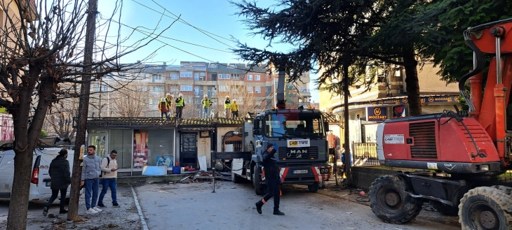 Komuna e Tetovës largoi kiosqet, policia nuk ishte e pranishme për të ndihmuar