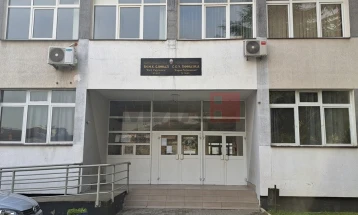 Платата за ноември во Тетовската гимназија исплатена денеска по два часа предупредувачки штрајк на вработените