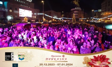 Детска новогодишна претстава на празничниот базар на плоштадот „Македонија“