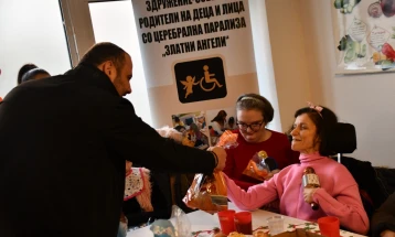 Градоначалникот Ѓорѓиевски им подели пакетчиња на децата со посебни потреби
