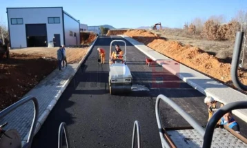 Се асфалтираат пристапни улици во Индустриската зона во Македонска Каменица