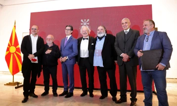 Пендаровски додели признанија на шестмина културни уметници и на Албанскиот театар