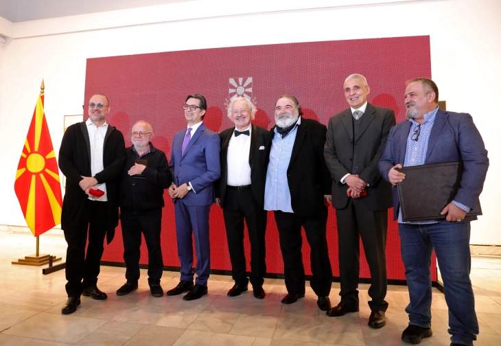 Pendarovski u ndau mirënjohje gjashtë artistëve të kulturës dhe Teatrit shqiptar