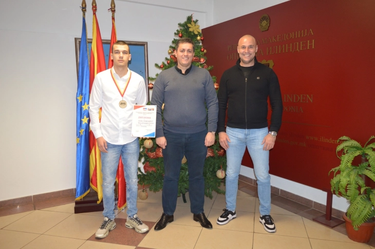 Младиот боксер Лука Трифуновиќ на прием кај градоначалникот на Општина Илинден