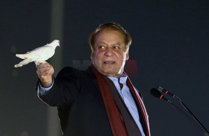 Поранешниот пакистански премиер Шариф, по егзилот, кандидат за шеф на идната влада