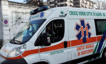 Четири лица загинаа во судар на брза помош и детски автобус во Италија