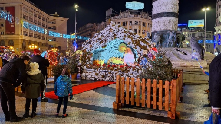 Во Скопје поставена божиќната пештера