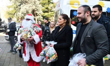 Ѓорѓиевски и отец Оливер со пакетчиња ги израдуваа децата од ОУРЦ „Д-р Златан Сремец“