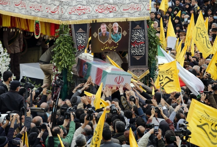 Илјадници Иранци на погребот на командантот на Револуционерна гарда, убиен во израелски напад во Сирија