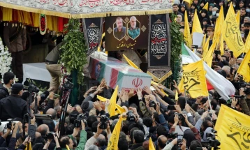 Илјадници Иранци на погребот на командантот на Револуционерна гарда, убиен во израелски напад во Сирија