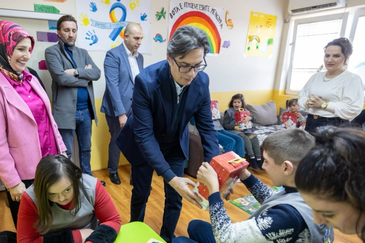Пендаровски ги посети Дневниот центар „Имаго плус“ во Липково и Општата болница Куманово