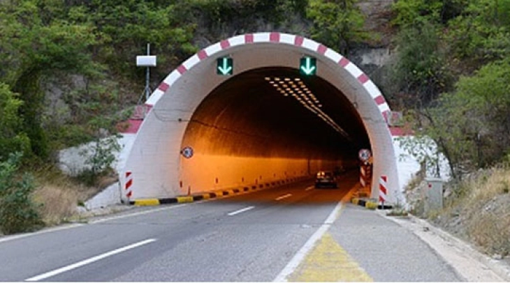 На патниот правец А1 во тунелот кај Катланово, сообраќајот ќе се одвива по една коловозна лената