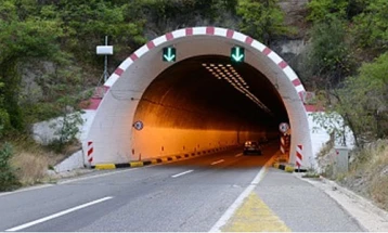 Në rrugën A1 në tunelin afër Katllanovës, komunikacioni do të zhvillohet në një korsi