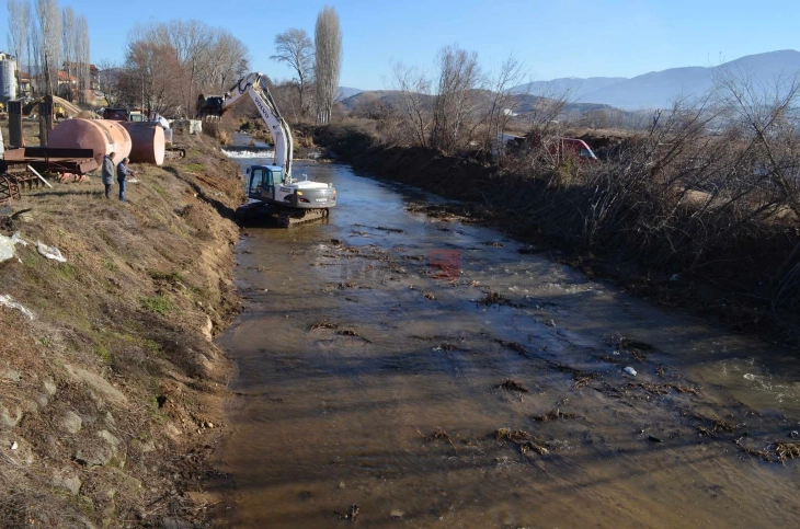 Се чисти коритото на реката Осојница кај виничкото село Јакимово