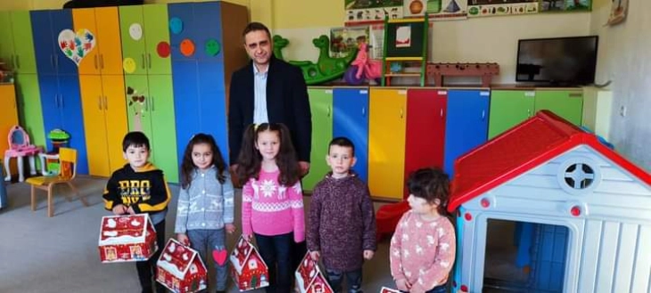 Градоначалникот Куртовски им додели новогодишни пакетчиња на учениците во Општина Маврово и Ростуше