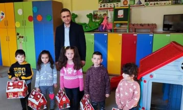 Градоначалникот Куртовски им додели новогодишни пакетчиња на учениците во Општина Маврово и Ростуше