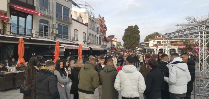 Охрид подготвен за Новогодишните празници, градот од вчера попладнето почна да се полни со гости