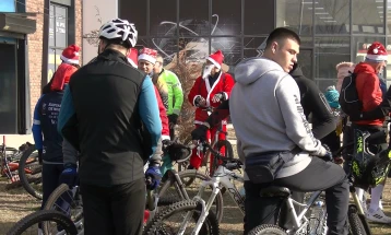 Штипските велосипедисти им поделија пакетчиња на најмалите