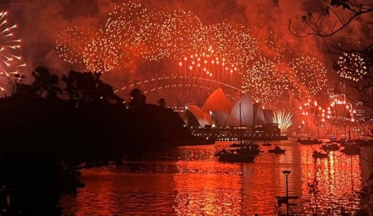 World welcomes New Year with spectacular shows