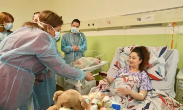 Alek është foshnja e parë këtë vit, u lind në KGJO, e vizituan ministrat Mexhiti dhe Trençevska