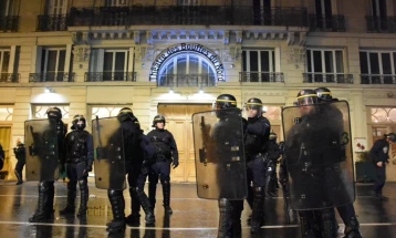 Немири и апсења на новогодишната ноќ во Франција