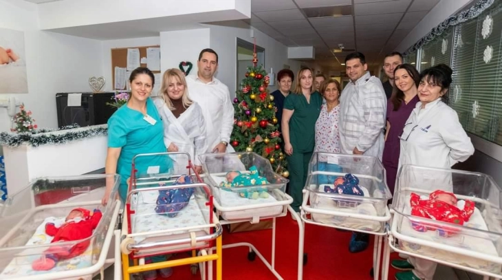 Пет новороденчиња ноќеска во Охрид, нив ги посети и даруваше градоначалникот Пецаков