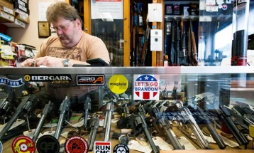 Në disa shtete federale të SHBA-së kanë miratuar ligje që kufizojnë mbajtjen e armëve